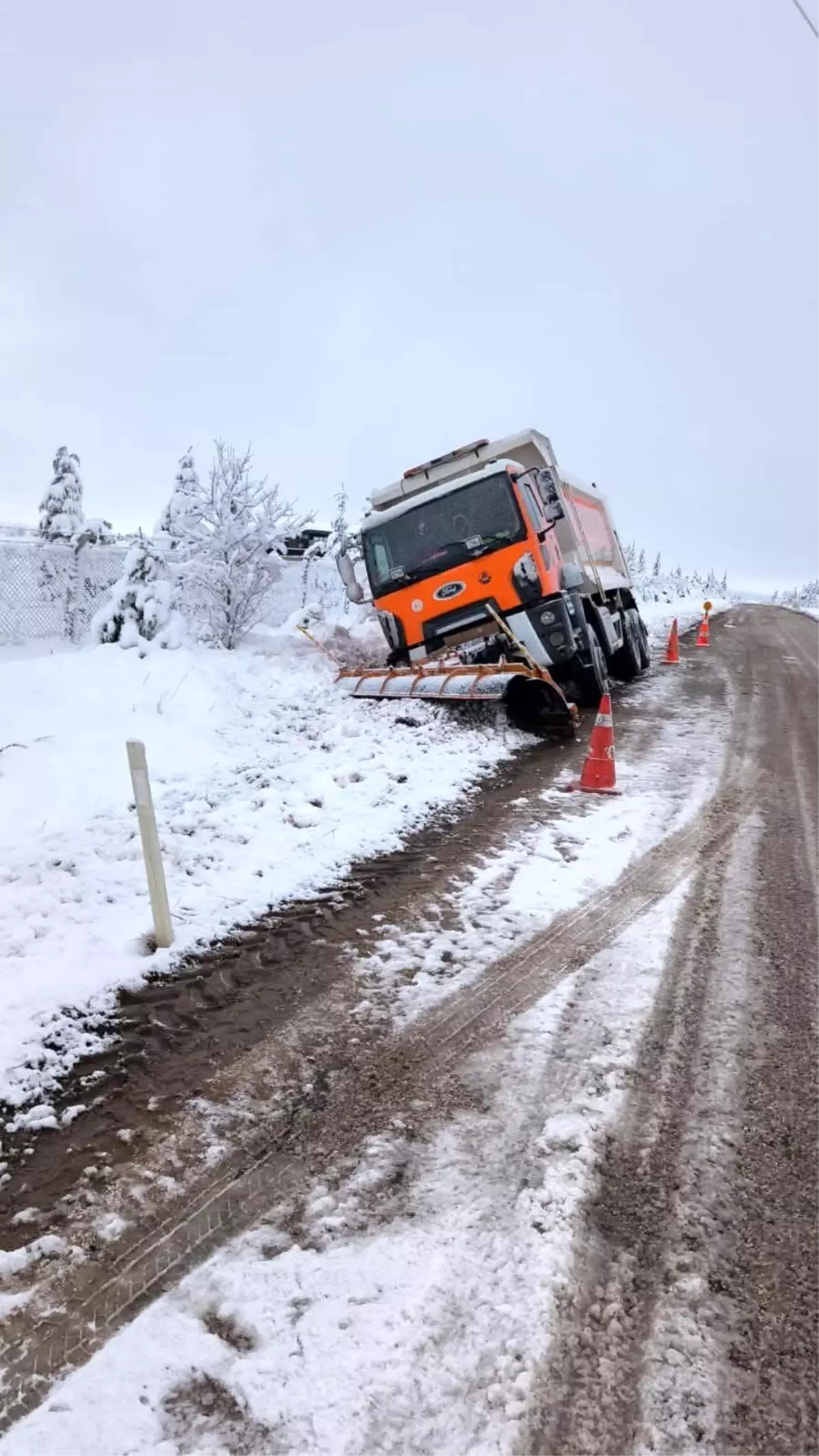 Eskişehir'de kar küreme aracı yoldan çıktı