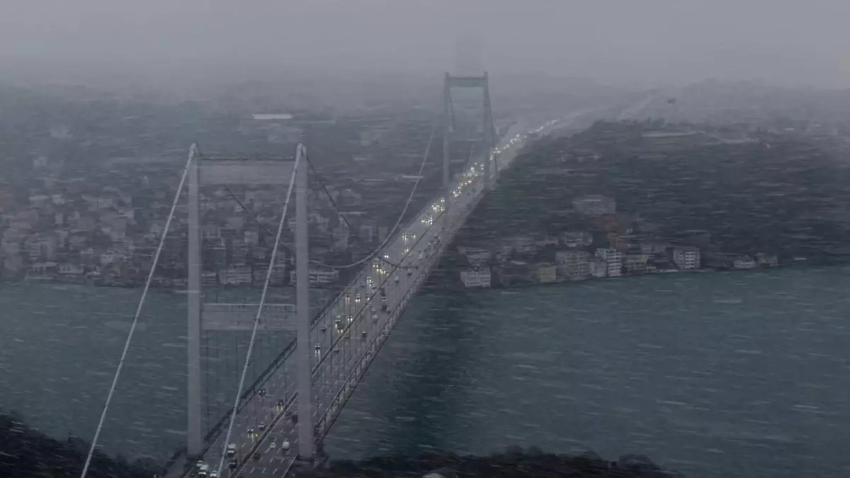 Fatih Sultan Mehmet Köprüsü'nde kar yağışı havadan görüntülendi