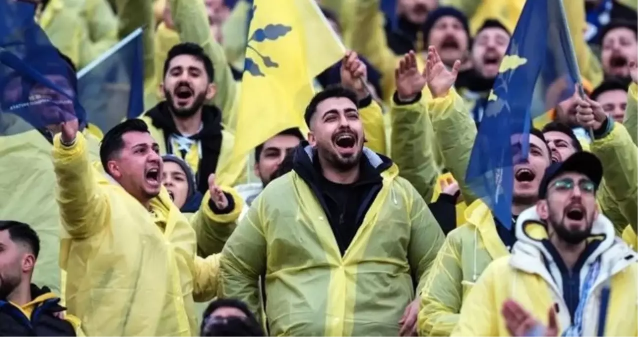 Fenerbahçe'nin dağıttı yağmurlukların parasını kim ödedi? Fenerbahçe her maç yağmurluk dağıtıyor mu?