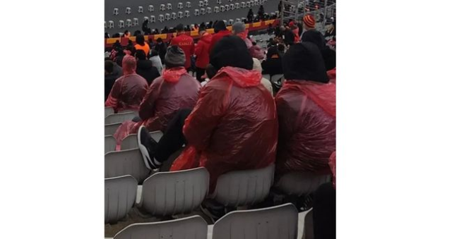 Fenerbahçe yağmurluk fiyatları ne kadar? Fenerium yağmurluk fiyatı ne kadar? GS FB Süper Kupa maçında dağıtılan yağmurluk satışa mı çıktı? Fenerbahçe yağmurluk fiyatları ne kadar? Fenerium yağmurluk fiyatı ne kadar? GS FB Süper Kupa maçında dağıtılan yağmurluk satışa mı çıktı?