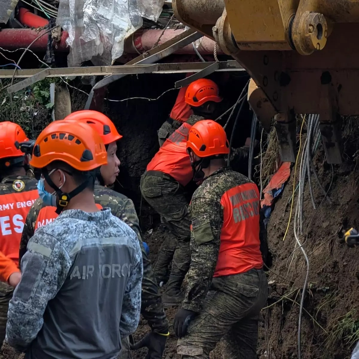 Filipinler'de Çöken Çöp Sahasında Hayatını Kaybedenlerin Sayısı 8'e Yükseldi
