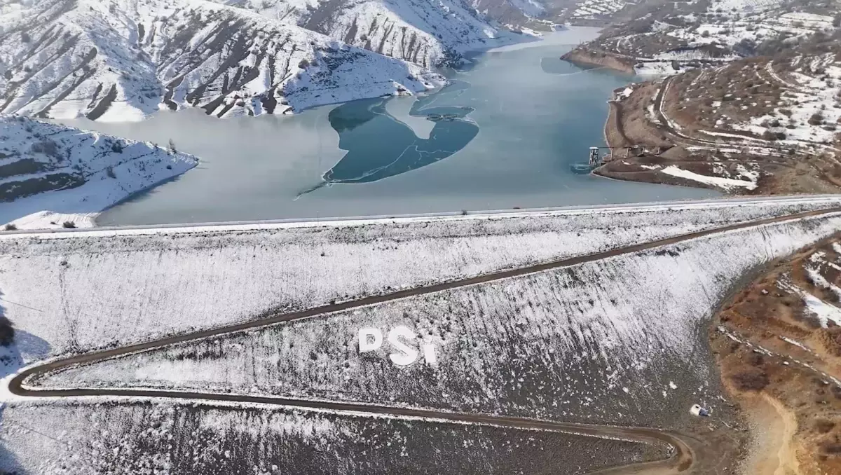 Göyne Baraj gölünün yüzeyi buz tuttu