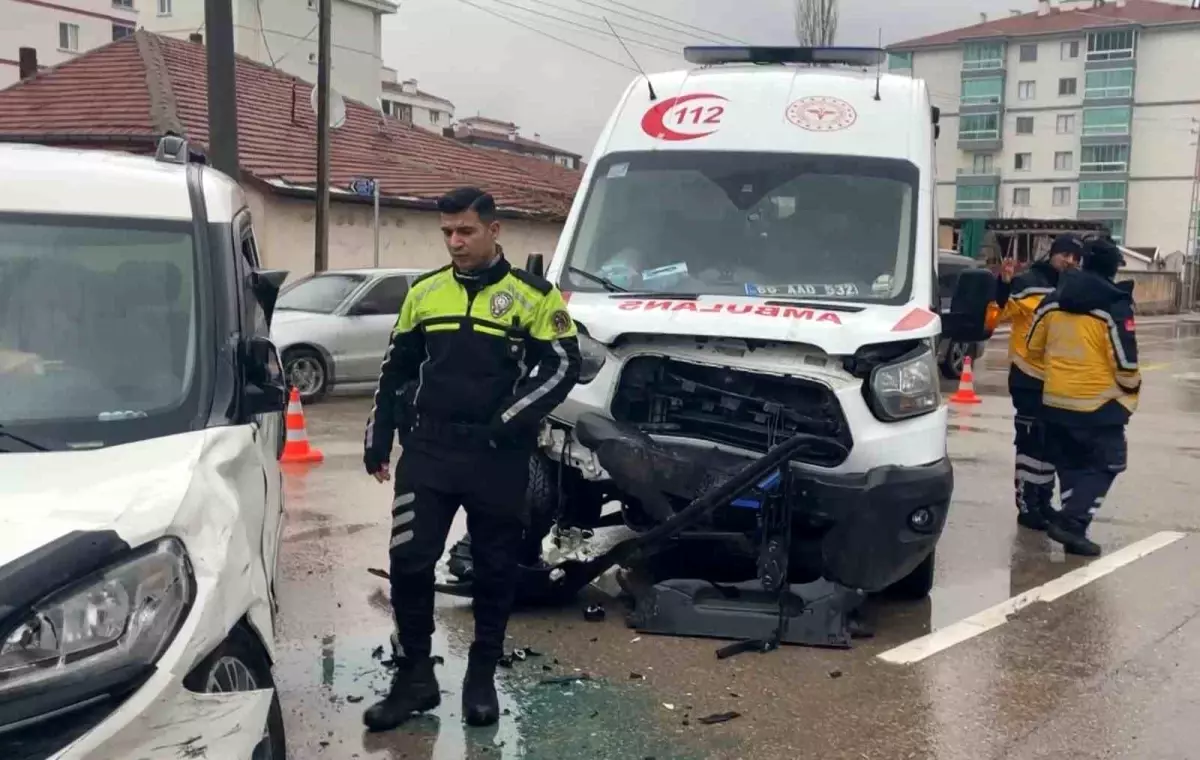 Hasta taşıyan ambulansla hafif ticari araç çarpıştı: 8 yaralı