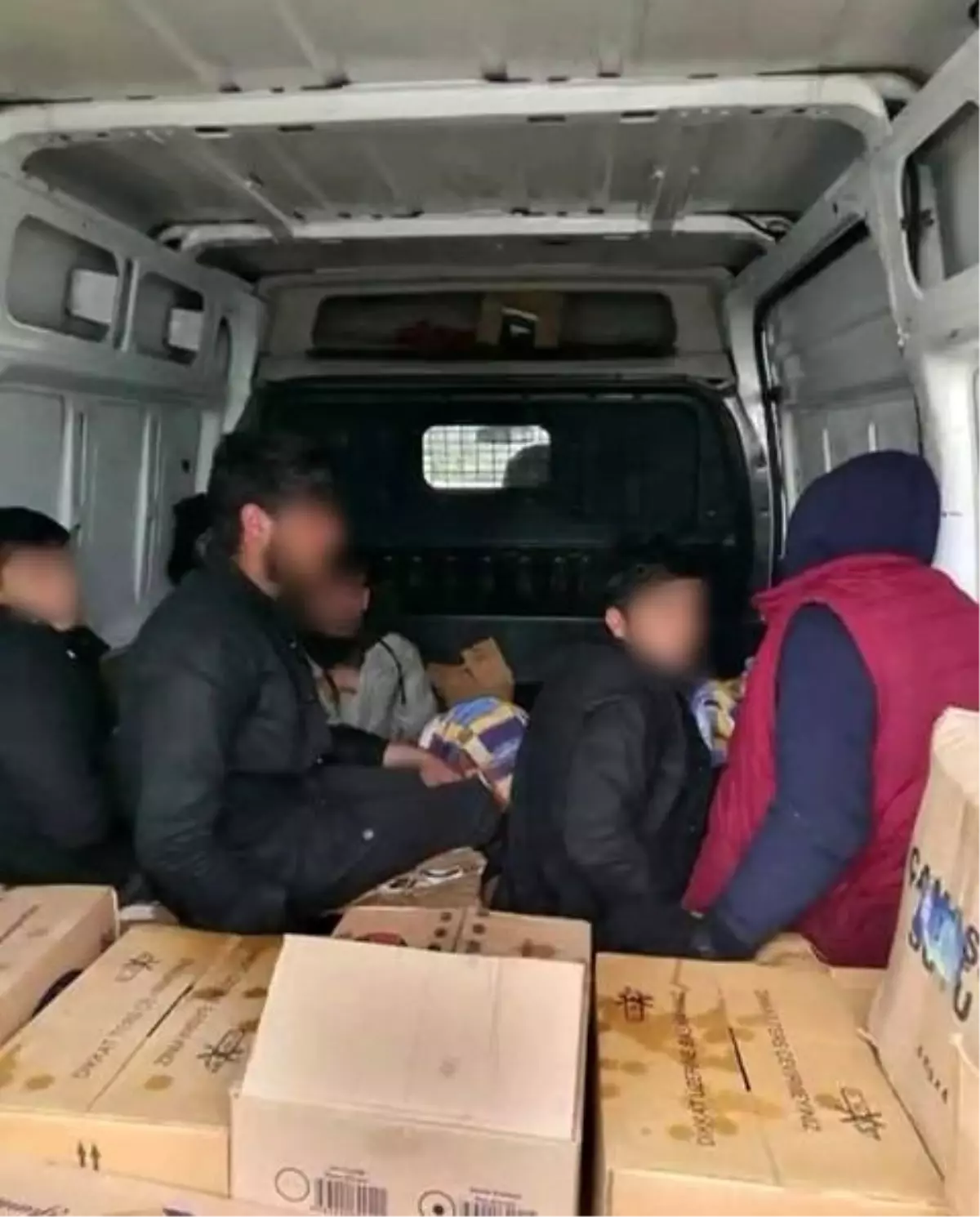 Hendek'te minibüs kasasındaki göçmenleri polis yakaladı