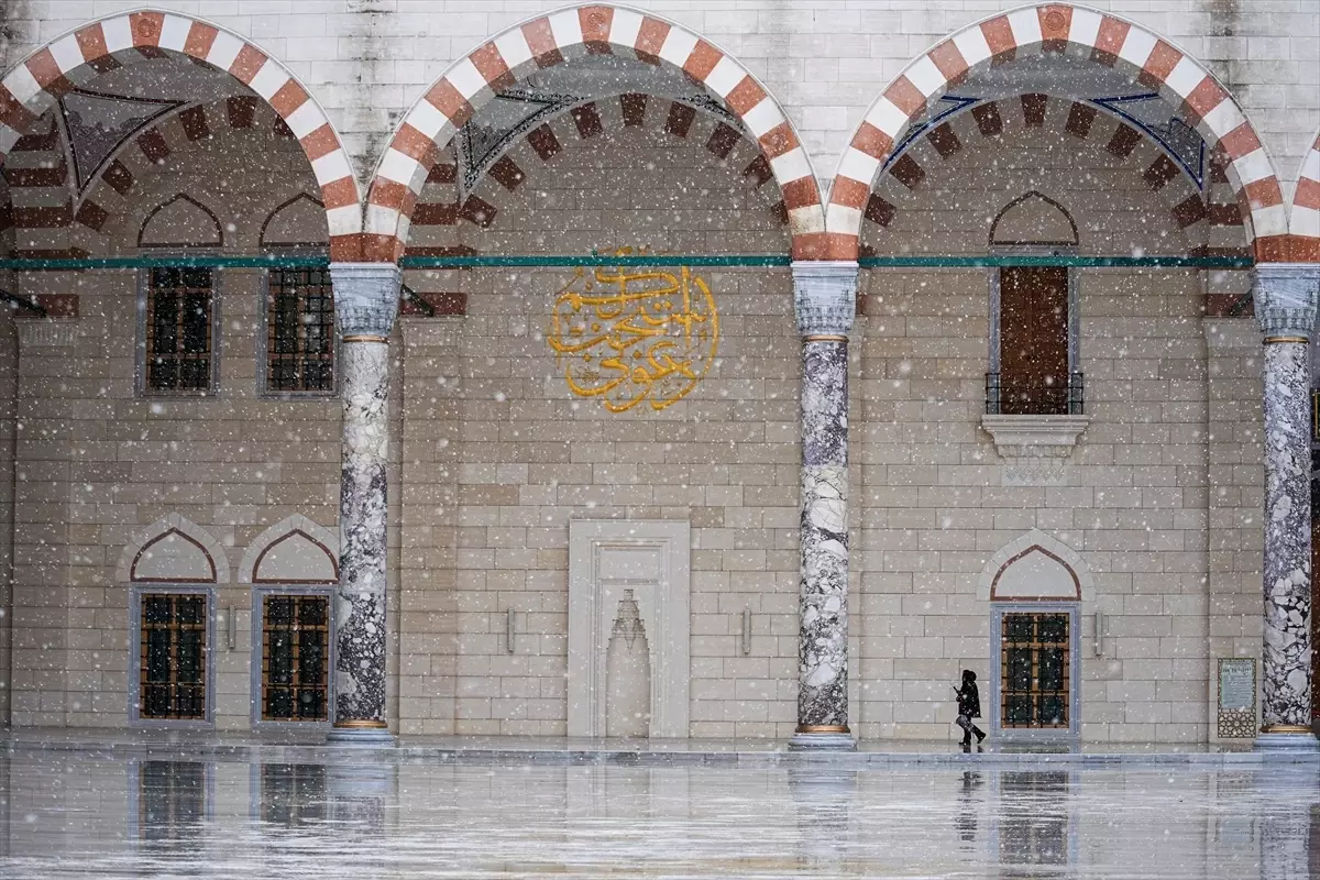 İstanbul'da bazı bölgelerde kar yağışı etkisini sürdürüyor