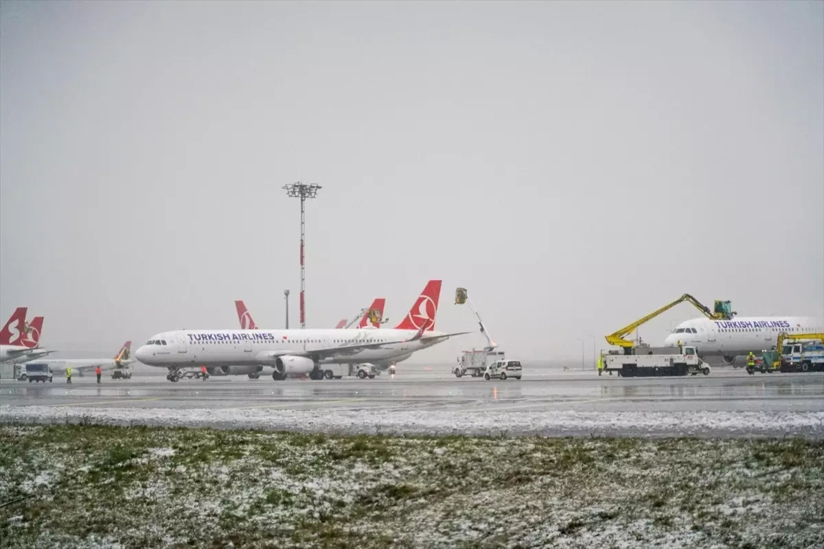 İstanbul Havalimanı'nda pistteki kar miktarı anlık takip ediliyor