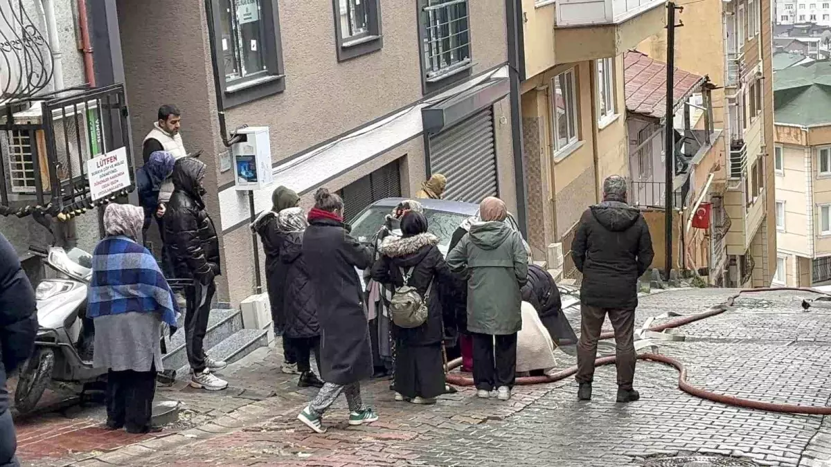 Kağıthane'de itfaiye ekiplerinin dik yokuşla ve dar sokakla imtihanı