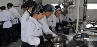 Kahramanmaraş'ta aşçılık öğrencileri, taşımalı öğrenciler için yemek çıkartıyor