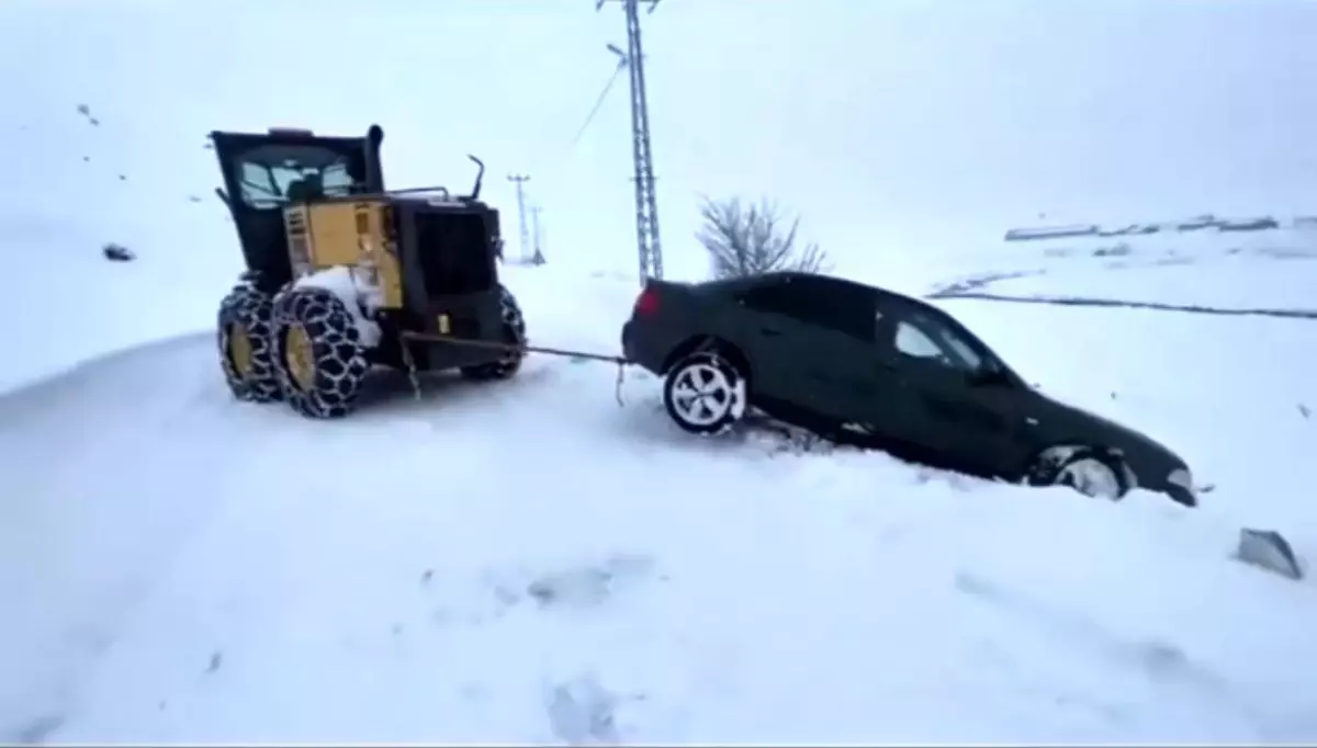 Karlıova'da karla mücadele sürüyor: Mahsur kalan araçlar kurtarıldı