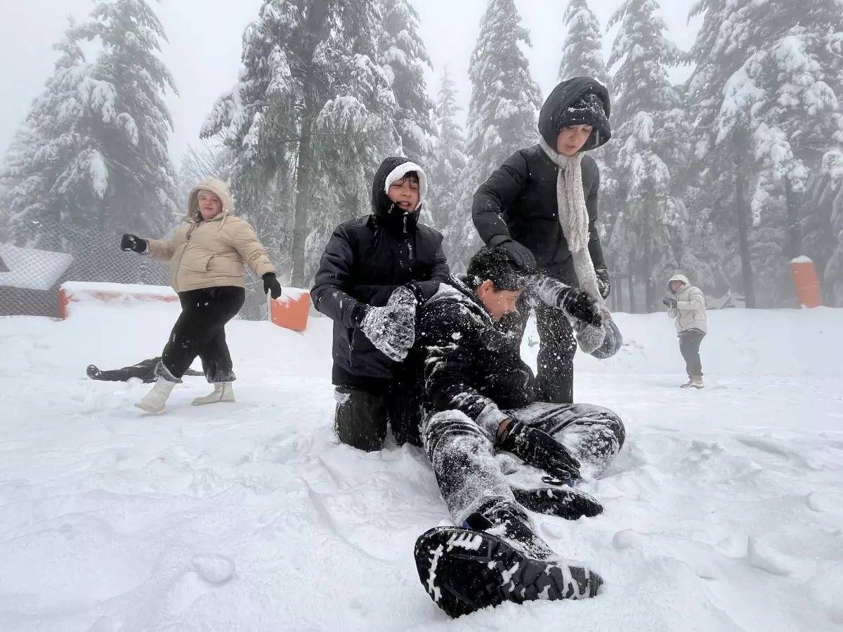Kartepe'de kar keyfi; tatilciler şambrelle kaydı, kar topu oynadı