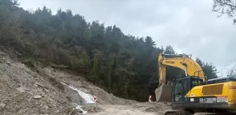 Kastamonu'da heyelan nedeniyle kapanan sahil yolunda yeniden heyelan oldu