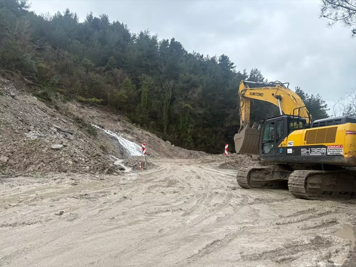 Kastamonu'da heyelan nedeniyle kapanan sahil yolunda yeniden heyelan oldu