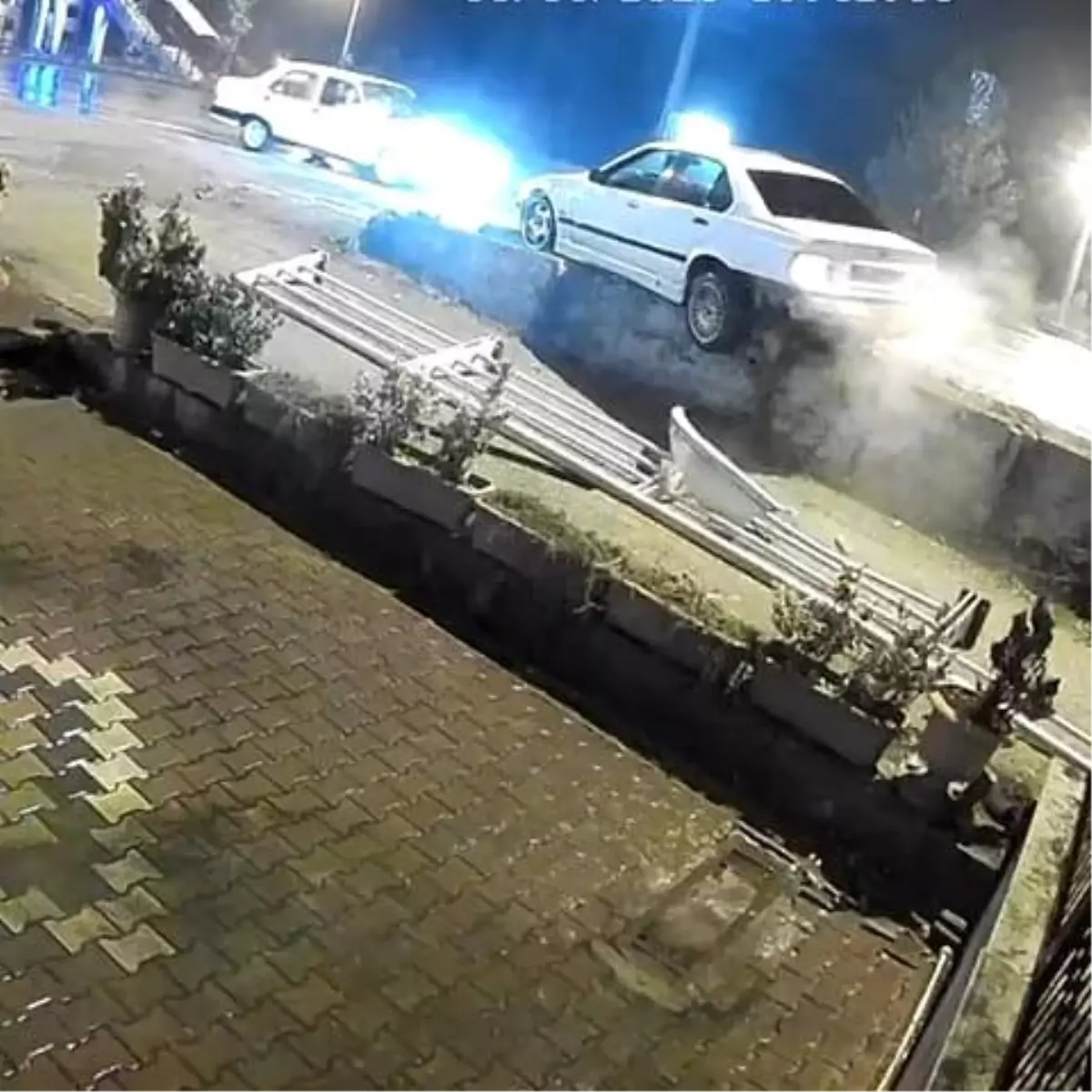 Kaza yapınca aracını bırakıp gitti, o anlar kameraya yansıdı