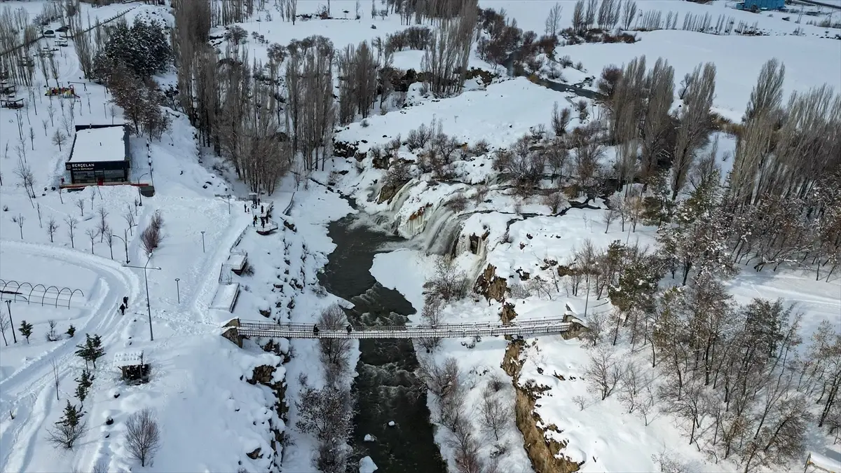 Kısmen donan Muradiye Şelalesi'nin çevresi beyaza büründü