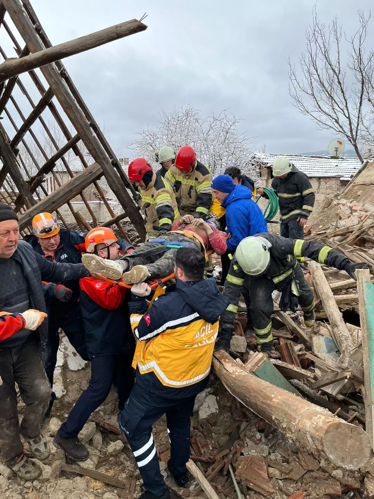 Kütahya'da 2 katlı kerpiç ev çöktü; 1 yaralı
