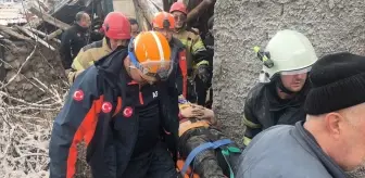 Kütahya'da çöken ahşap evin enkazı altında kalan kişi kurtarıldı