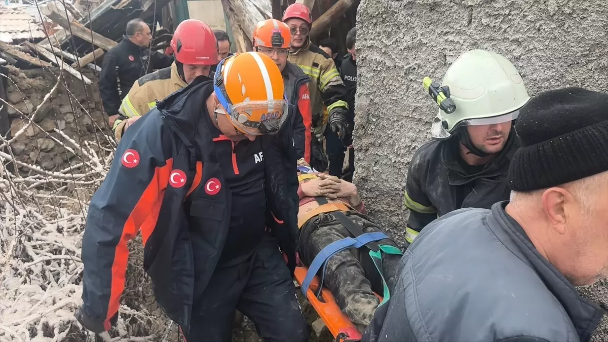 Kütahya'da çöken ahşap evin enkazı altında kalan kişi kurtarıldı