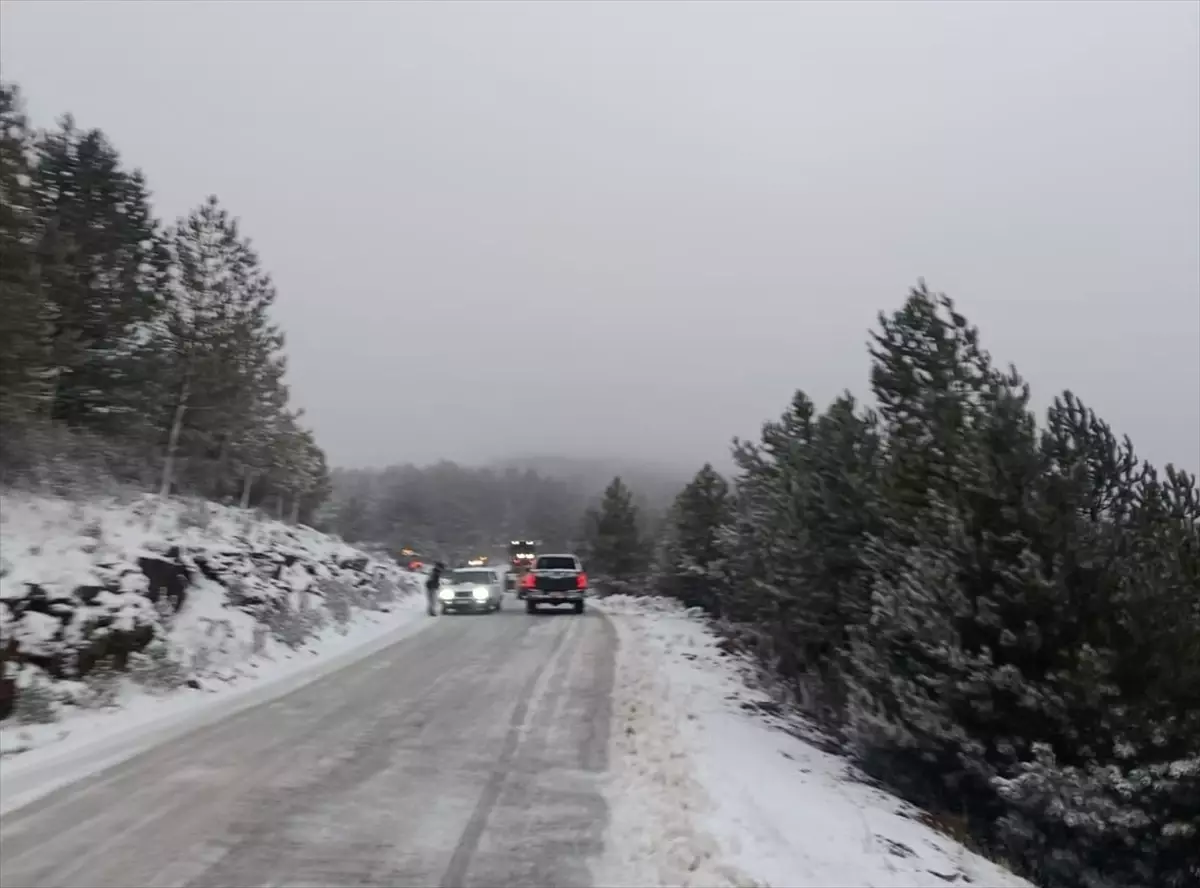 Muğla'da kar ve buzlanma nedeniyle araçlar yolda kaldı