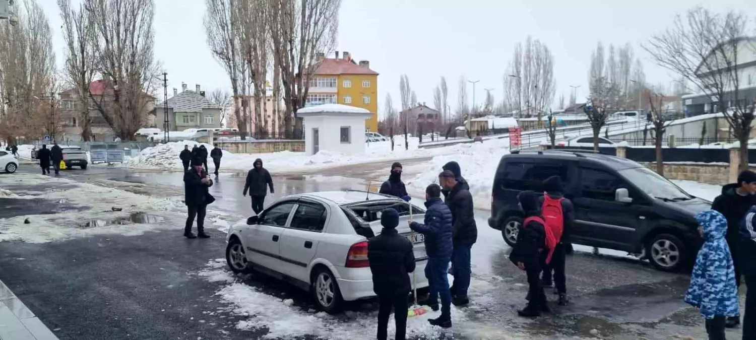 Muş'ta çatıdan düşen kar kütlesi otomobilde hasara yol açtı