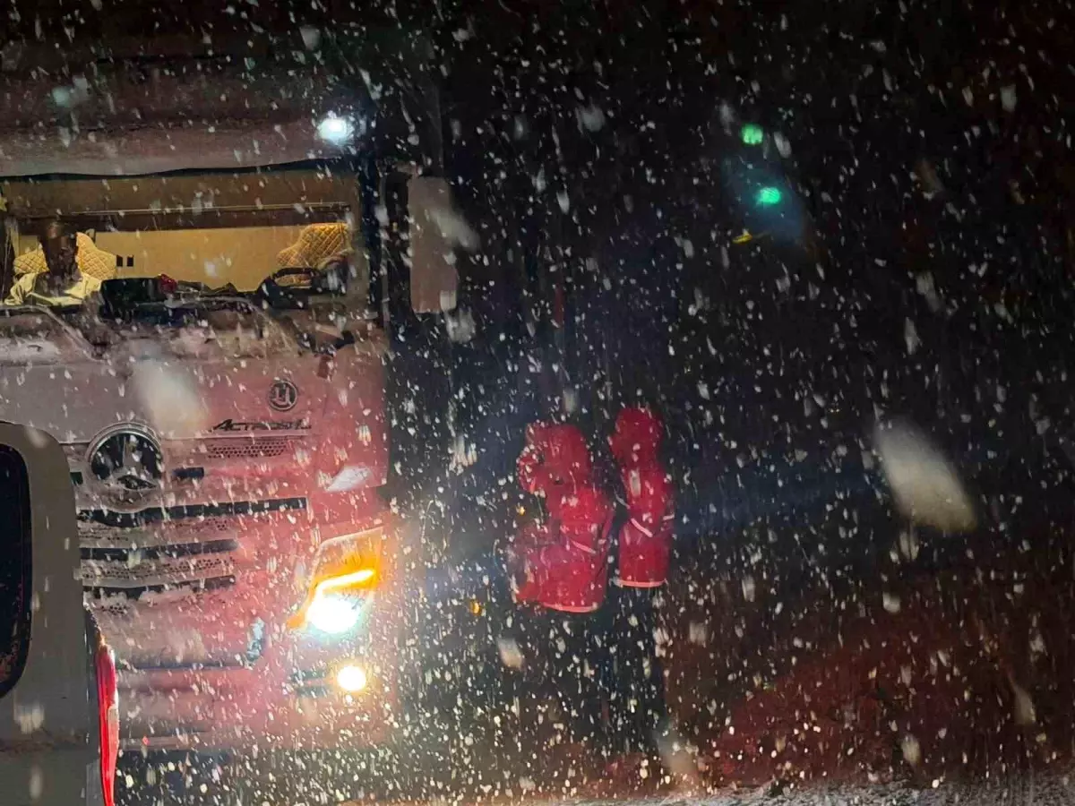 Muş'ta kar ve tipi: Yolda mahsur kalan 180 kişinin imdadına Kızılay yetişti