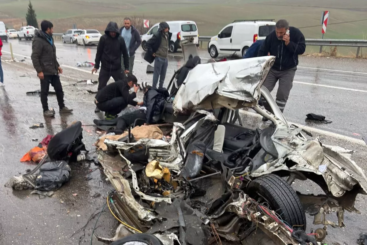 Otomobilin hurdaya döndüğü kazada bir aile paramparça oldu