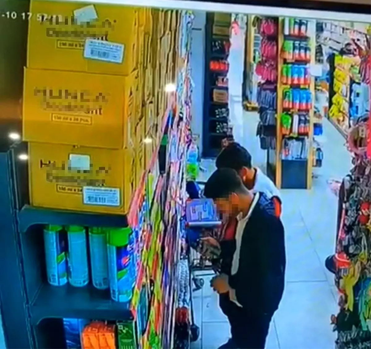 Parfümleri önce kokladılar sonra çaldılar