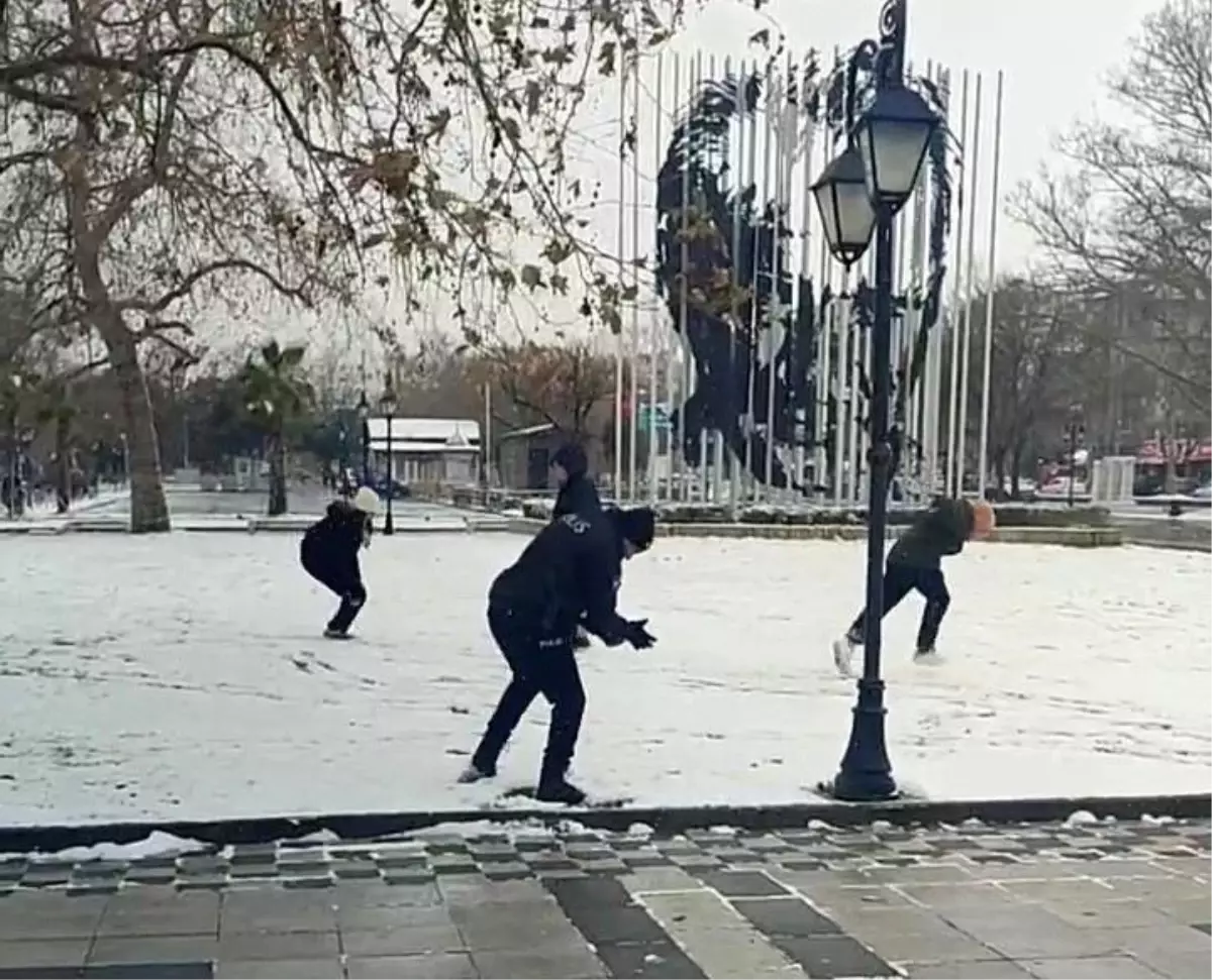 Polis ve çocuklardan kartopu keyfi