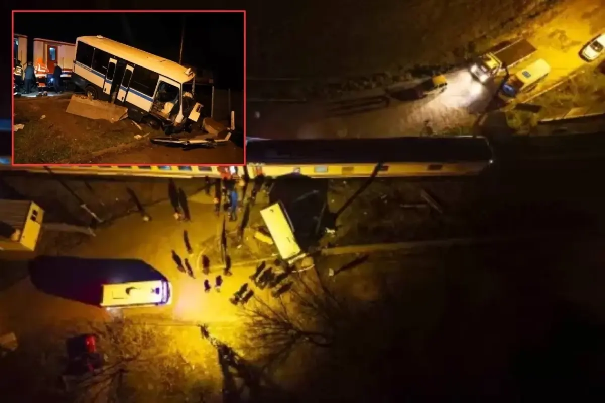 Raylarda mahsur kalan dolmuşa tren çarptı