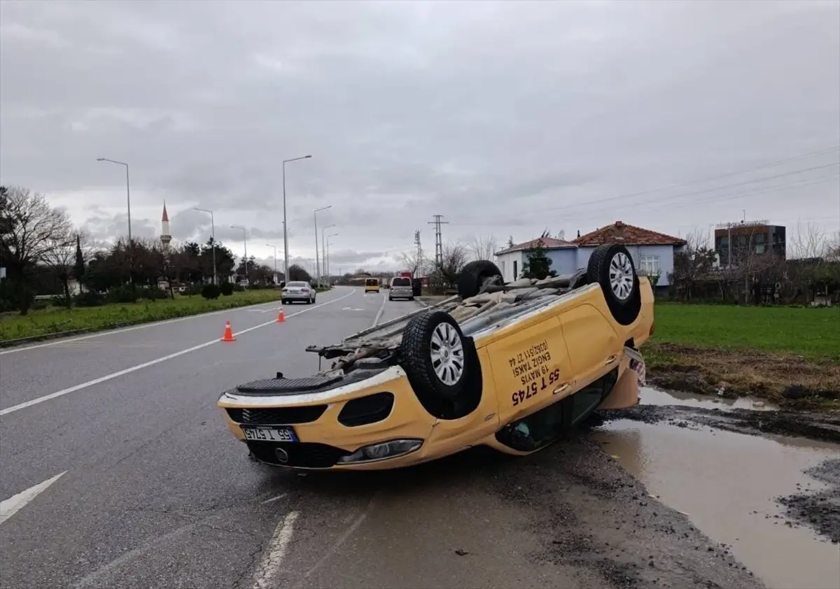 Samsun'da devrilen otomobilin sürücüsü yaralandı