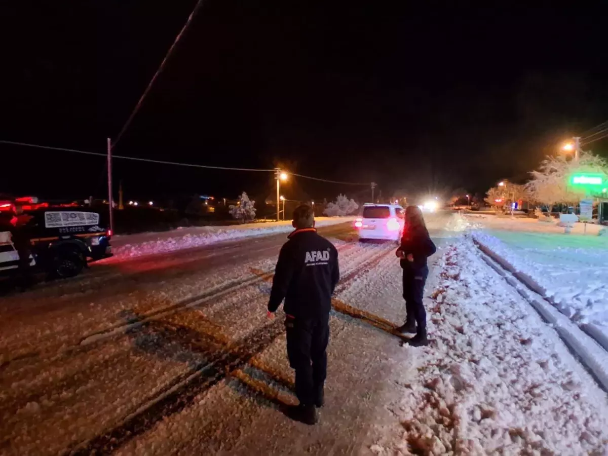 Seydikemer'de kardan kapanan yolda araçlar mahsur kaldı