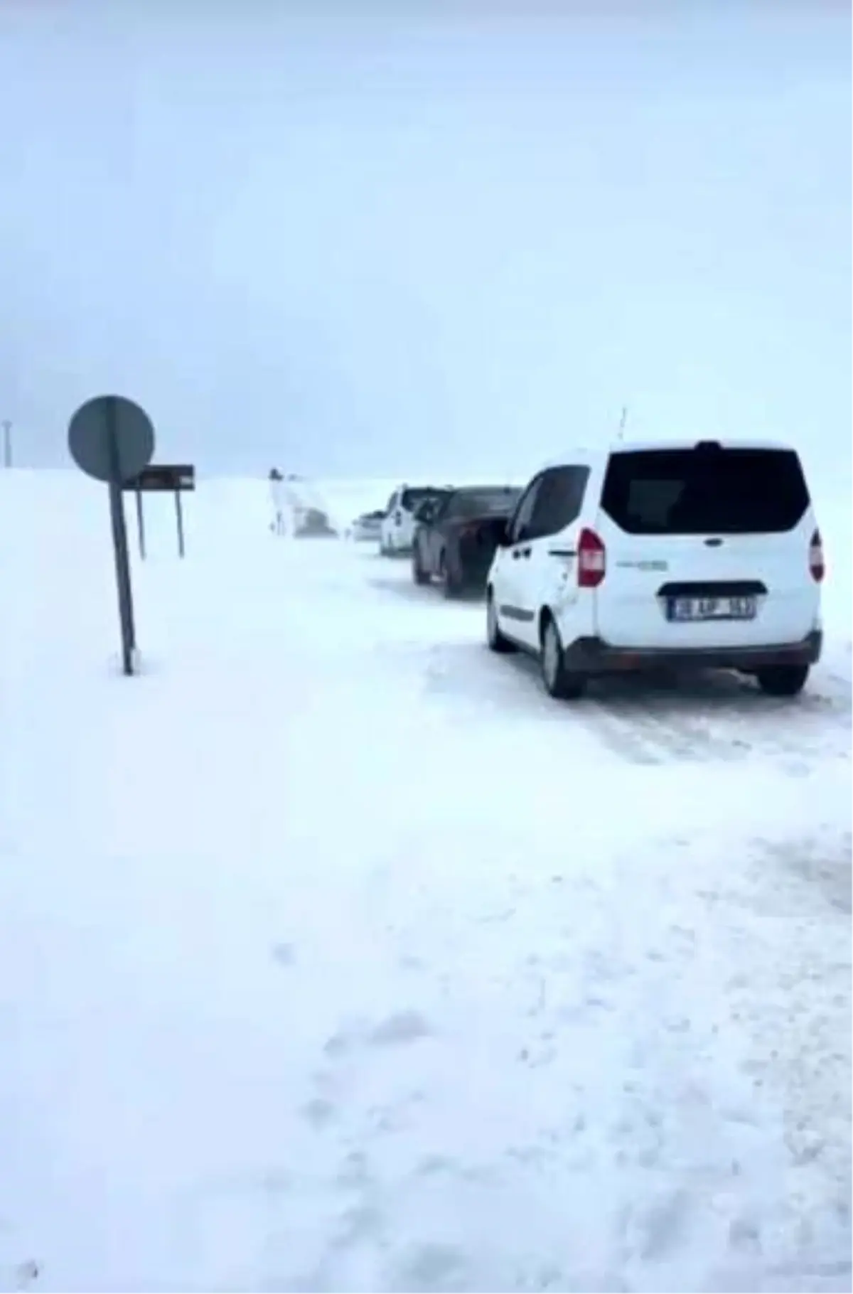 Sivas'ta etkili olan kar ve tipi, sürücülere zor anlar yaşattı