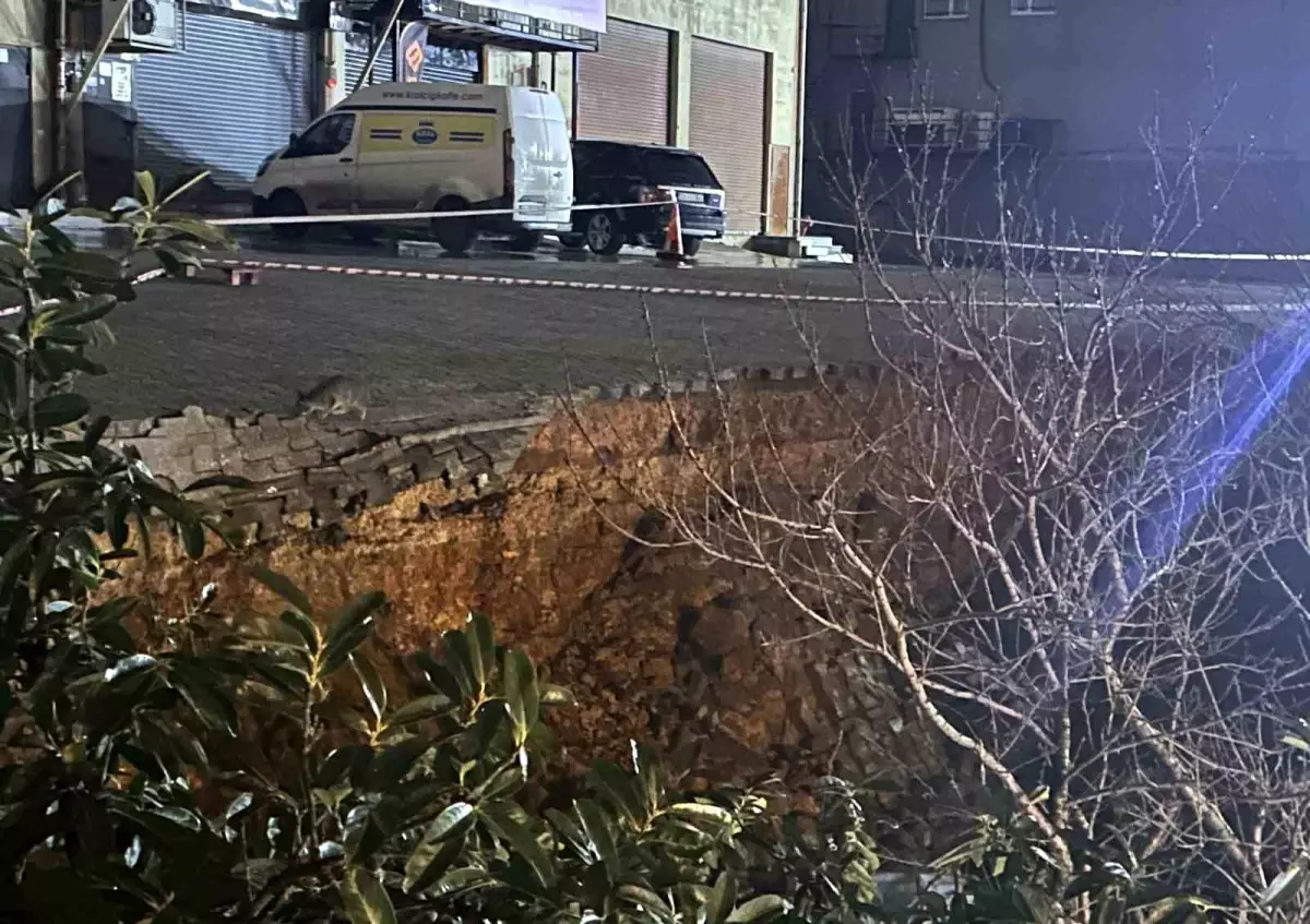 Sultanbeyli'de istinat duvarı aracın üzerine çöktü