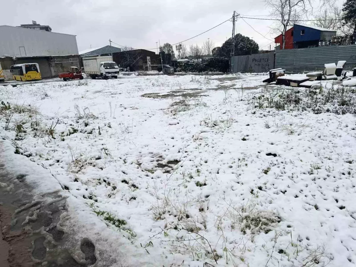 Sultangazi'de kar yağışında çocuklar sokaklara çıktı