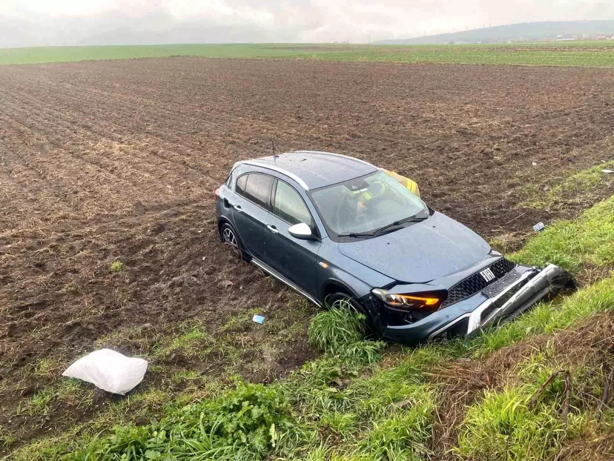 Tarlaya uçan otomobildeki 2 kişi yaralandı