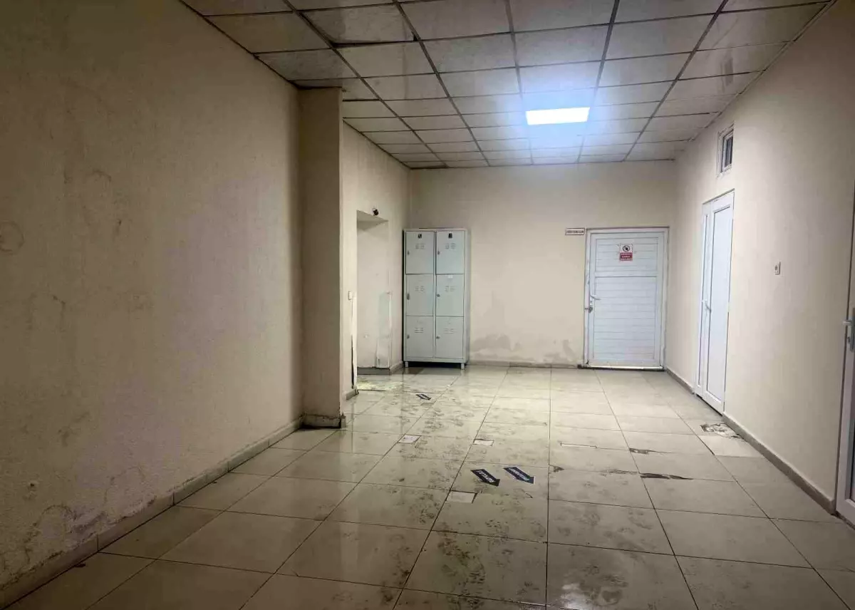 Tavanından sular akan hastanede koridorlar çamurla kaplandı