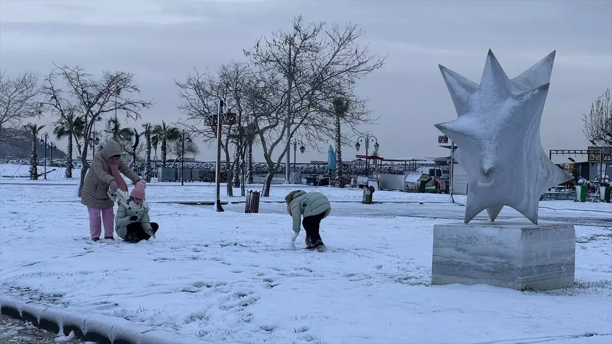 Tekirdağ beyaza büründü, vatandaşlar karın keyfini çıkardı
