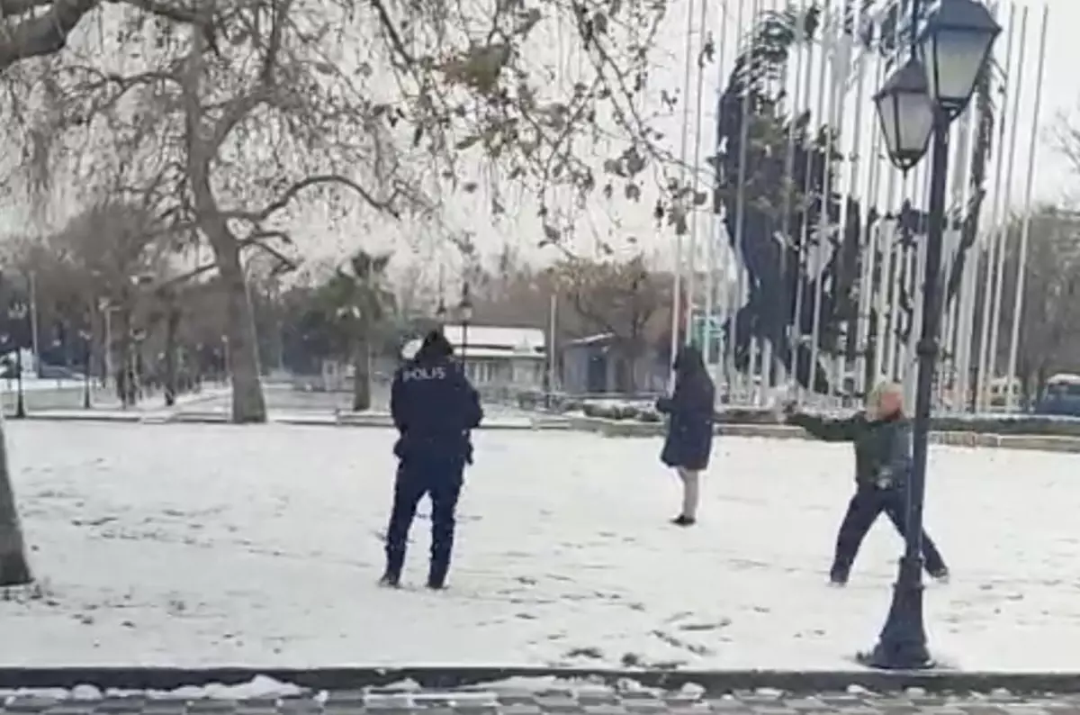 POLİS, ÇOCUKLARLA KAR TOPU OYNADI