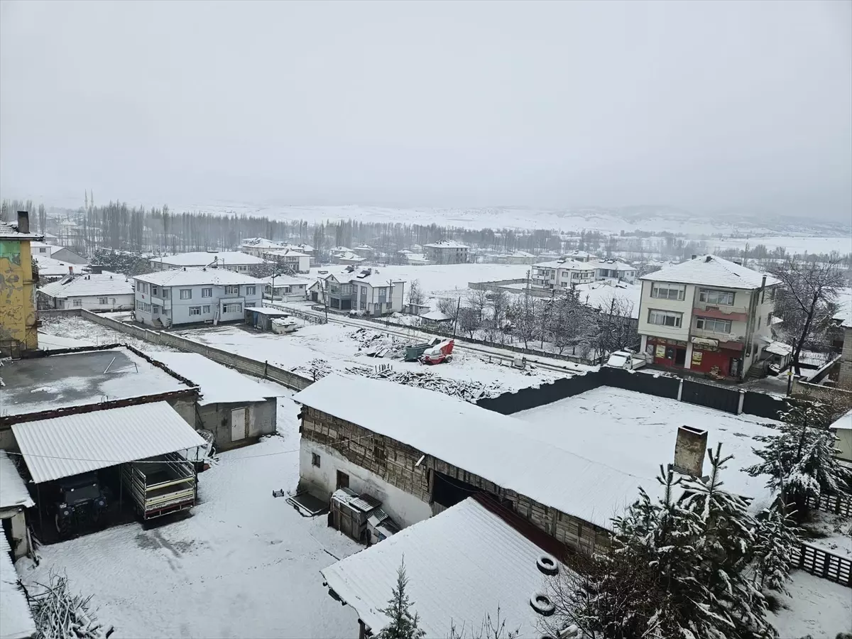Tokat'ın ilçelerinde kar yağışı etkili oluyor