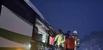 Tokat'ta yolcu otobüsünün kamyona çarptığı kazada 4 kişi yaralandı