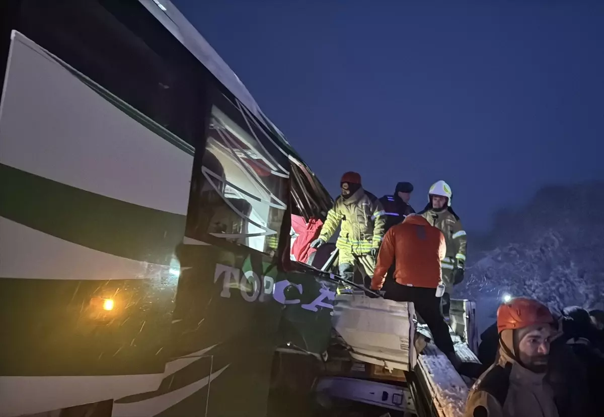 Tokat'ta yolcu otobüsünün kamyona çarptığı kazada 4 kişi yaralandı