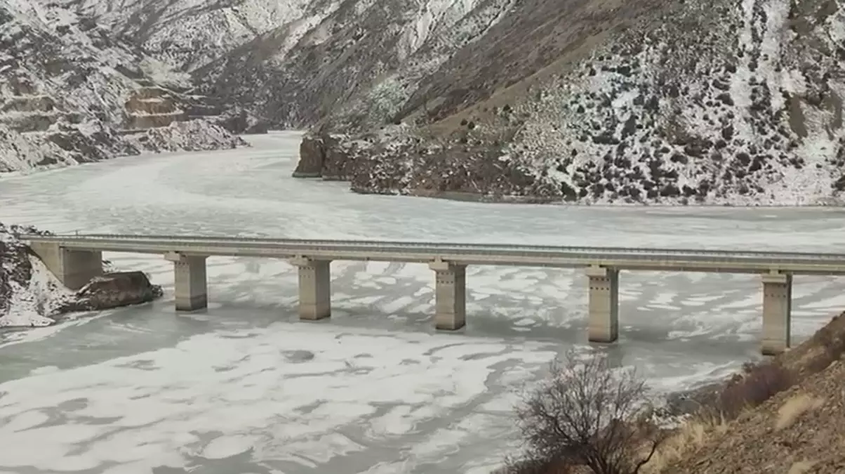 Türkiye'nin en hızlı akan nehri buz tuttu