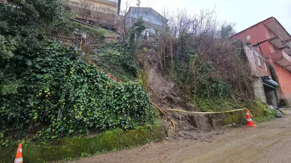 Zonguldak'ta 8 eve ulaşım sağlayan merdiven heyelan nedeniyle kapatıldı