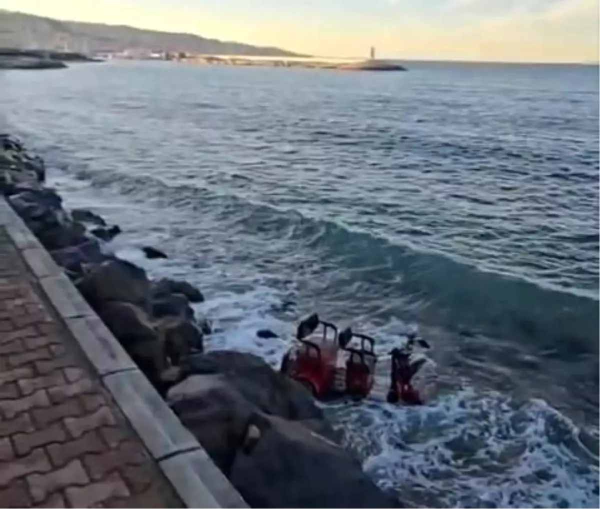 3 tekerlekli elektrikli motosiklet denize uçtu