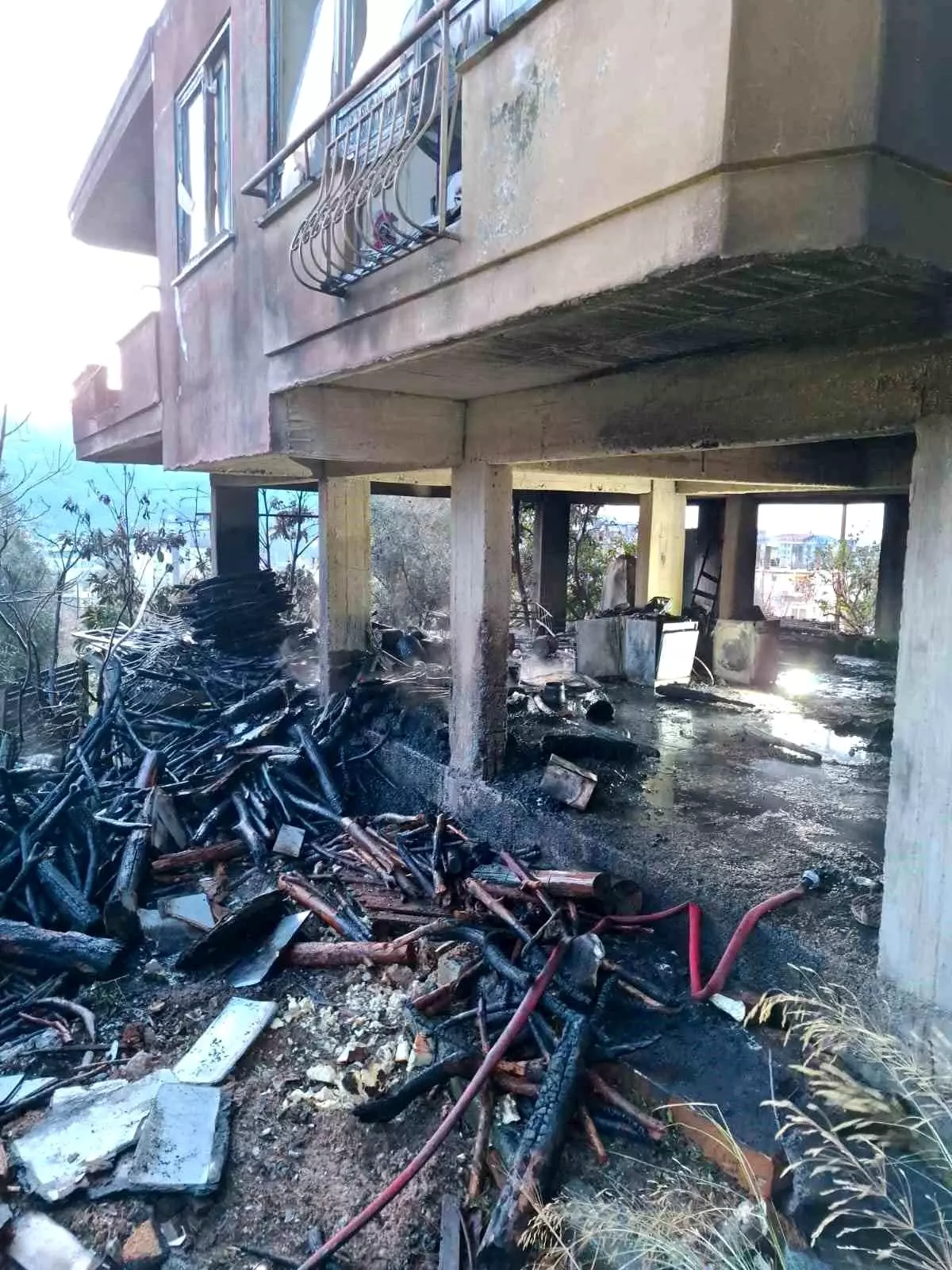 Alanya'da müstakil evin odunluğunda çıkan yangını itfaiye söndürdü