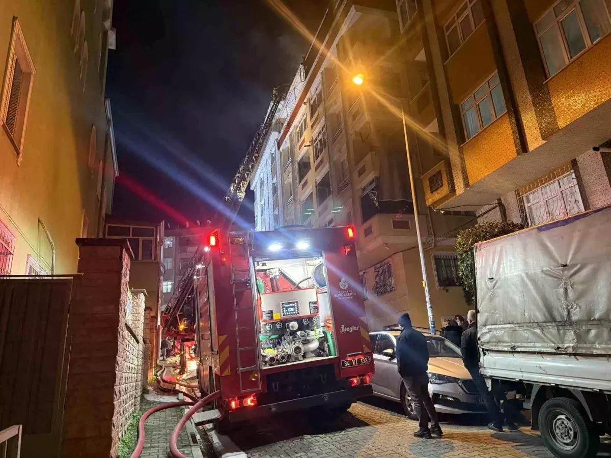 Bahçelievler'de çatı yangınındaki alevler yan binaya sıçradı