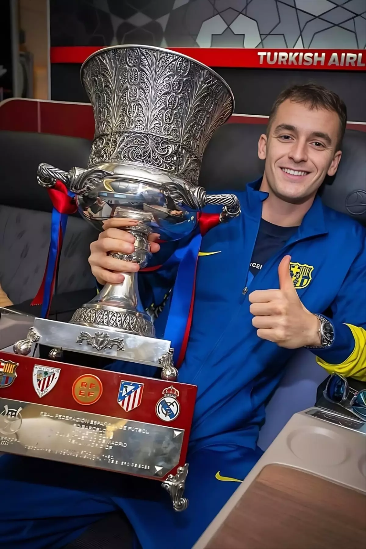 Barcelonalı futbolcular THY uçağında kupa sevinci yaşadı
