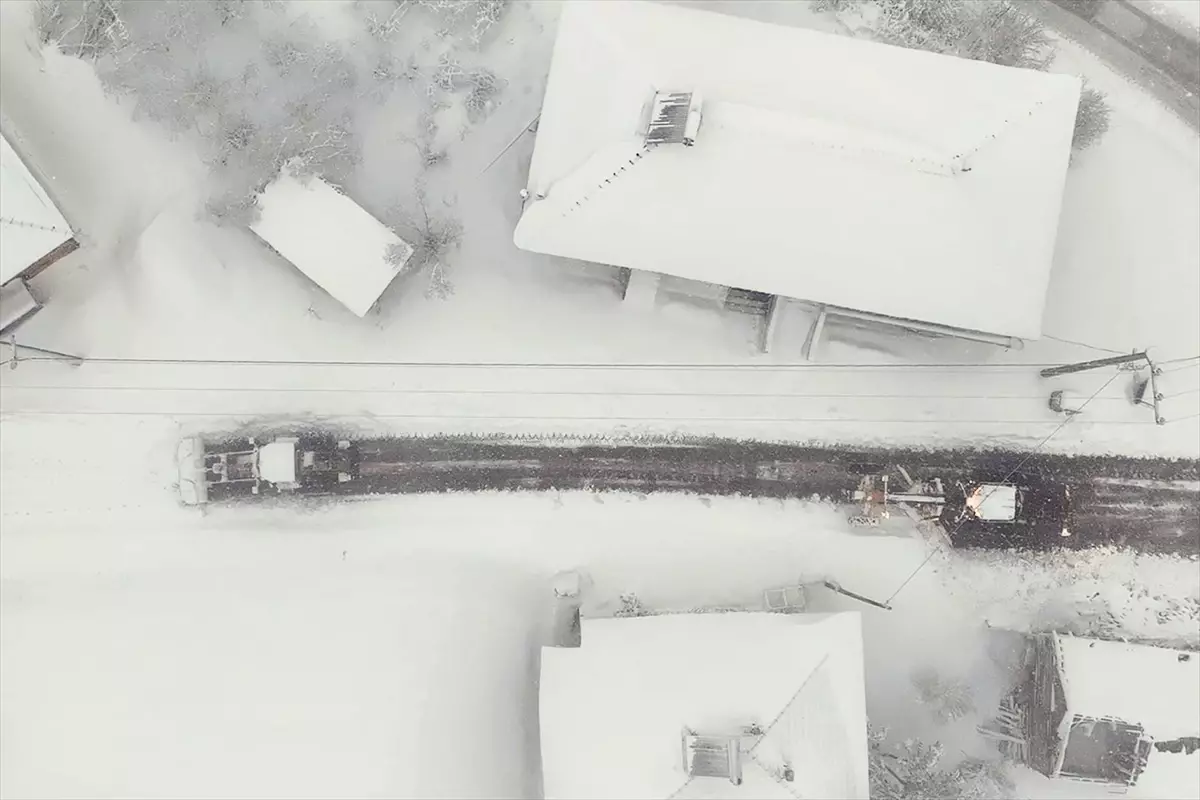Bartın, Zonguldak ve Sakarya'da kar nedeniyle kapanan 172 yerleşim yolu açıldı