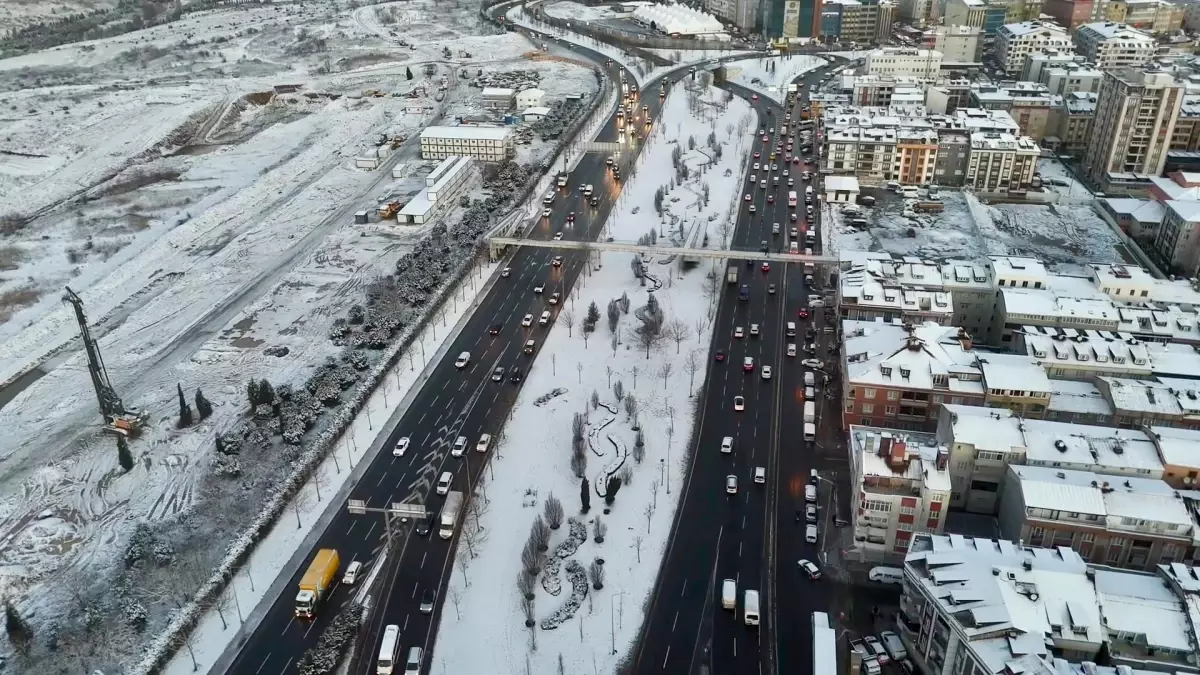 Beyaza bürünen Sultangazi havadan görüntülendi