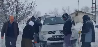 Bingöl'de kardan yolu kapanan köyde rahatsızlanan muhtar ekiplerce hastaneye ulaştırıldı