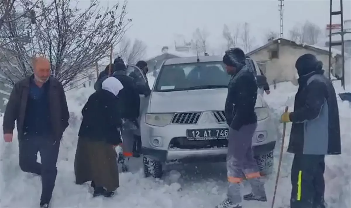 Bingöl'de kardan yolu kapanan köyde rahatsızlanan muhtar ekiplerce hastaneye ulaştırıldı
